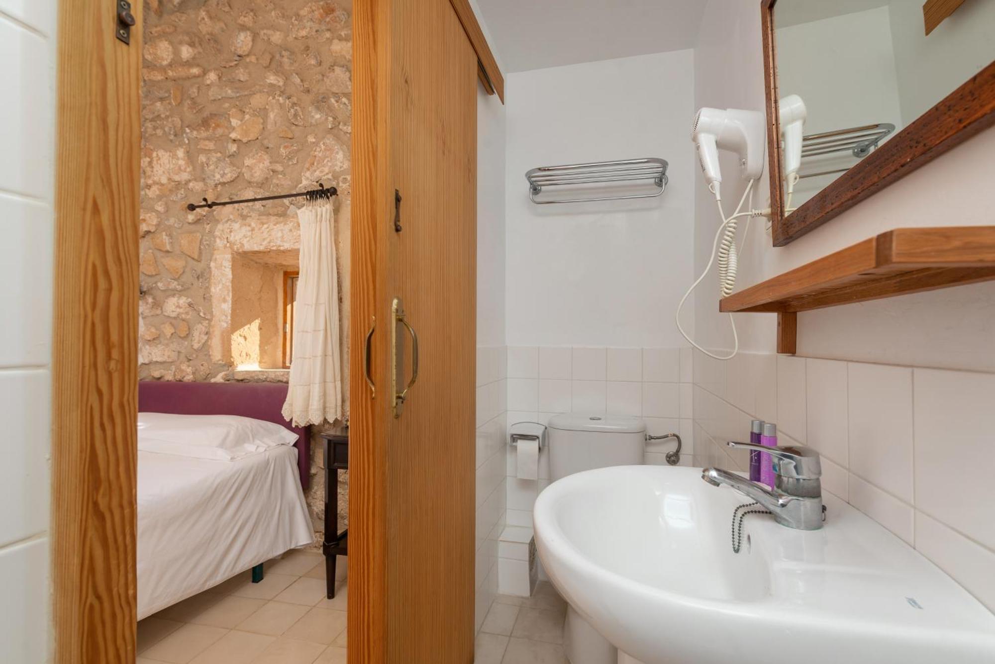 Petit Hotel Hostatgeria La Victoria Алькудия Номер фото